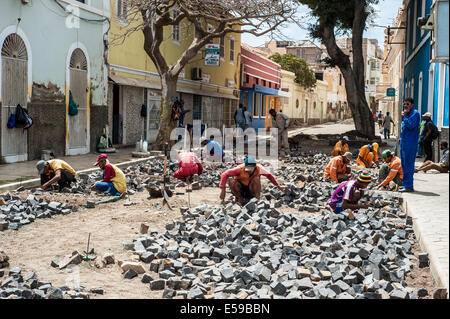 Männer bei der Arbeit in Mindelo, Sao Vicente Island, Cape Verde. Stockfoto