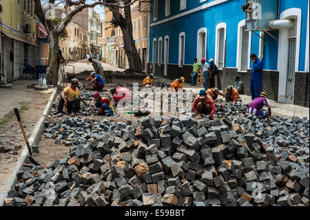 Männer bei der Arbeit in Mindelo, Sao Vicente Island, Cape Verde. Stockfoto