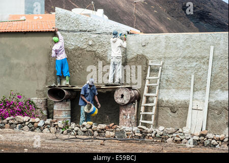 Männer bei der Arbeit in Mindelo, Sao Vicente Island, Cape Verde. Stockfoto