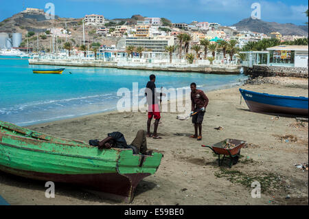 Männer bei der Arbeit in Mindelo, Sao Vicente Island, Cape Verde. Stockfoto