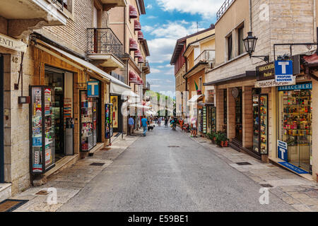 San Marino - 22. Juni, 2014: Ein allgemeiner Blick auf eine Straße in der Innenstadt von San Marino Stockfoto