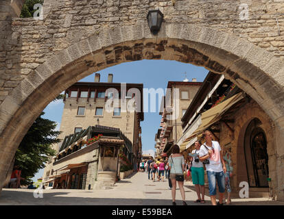 San Marino - 22. Juni, 2014: Festung auf einer Klippe in San Marino Stockfoto