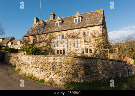 Cotswold Steinhütten im Dorf Duntisbourne Äbte, Gloucestershire, UK Stockfoto