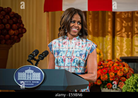 US First Lady First Lady Michelle Obama verkündet die Gewinner der gesunden Mittagessen Herausforderung eines Abendessens im East Room des weißen Hauses 18. Juli 2014 in Washington, DC. Stockfoto