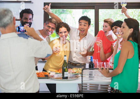 Freunde fotografieren zusammen auf party Stockfoto