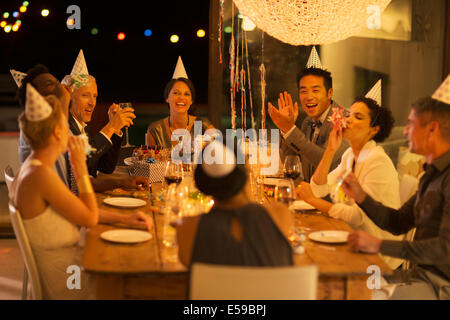 Freunde jubeln auf Geburtstagsparty Stockfoto