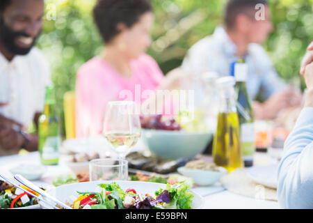 Teller mit Essen auf Tisch im freien Stockfoto