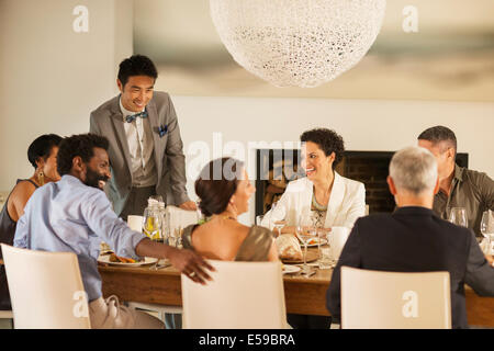 Freunde sprechen bei Dinner-party Stockfoto