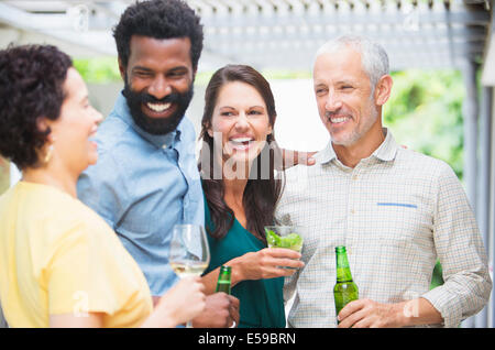 Freunde Lachen auf party Stockfoto