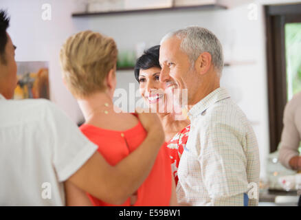 Freunde sprechen auf party Stockfoto