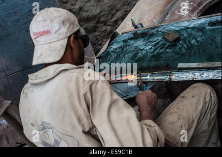 Männer bei der Arbeit in Mindelo, Sao Vicente Island, Cape Verde. Stockfoto