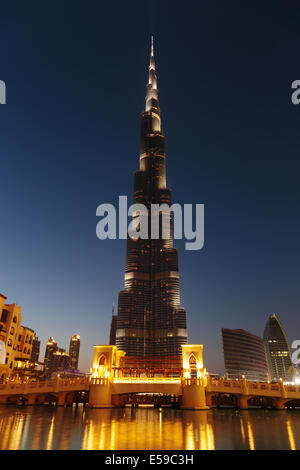 DUBAI, Vereinigte Arabische Emirate - 13 NOVEMBER: Nachtansicht des Burj Khalifa am 13. November 2013 in Dubai, VAE. Burj Khalifa ist derzeit die höchste b Stockfoto