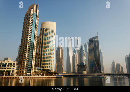 DUBAI, Vereinigte Arabische Emirate - 13 NOVEMBER: Moderne Gebäude in Dubai Marina, am 13. November 2012, Dubai, Vereinigte Arabische Emirate. Dubai war die am schnellsten entwickelnden c Stockfoto