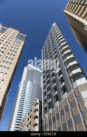 SHARJAH, Vereinigte Arabische Emirate - 28. Oktober 2013: Moderne Bauten in Sharjah. Es ist das am stärksten industrialisierten Emirat in den Vereinigten Arabischen Emiraten. Stockfoto