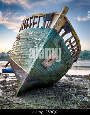 Ein altes zerstört Holzboot am Ufer Stockfoto