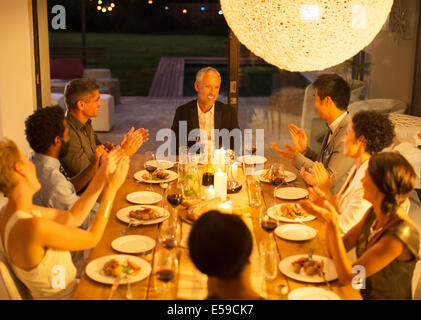 Freunde applaudieren Mann am Dinner-party Stockfoto