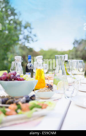 Teller mit Essen auf Tisch im freien Stockfoto