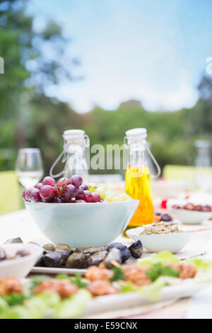 Teller mit Essen auf Tisch im freien Stockfoto