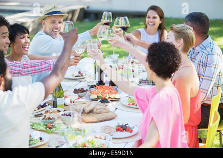 Toasten einander auf Party Freunde Stockfoto