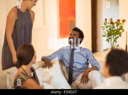 Freunde im Gespräch am Tisch im freien Stockfoto