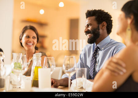 Freunde lachen bei Dinner-party Stockfoto