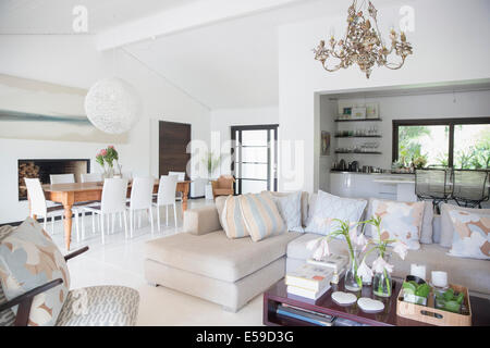Sofa und Esstisch im modernen Wohnbereich Stockfoto