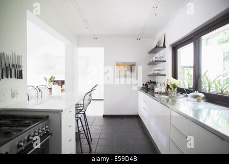 Zähler und Frühstücksbar in modernen Küche Stockfoto