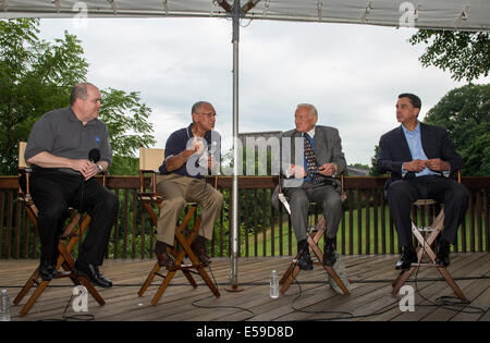 Bob Jacobs, NASA Deputy Associate Administrator für Kommunikation, links, moderiert eine Podiumsdiskussion zum Thema NASA nächste Riesen Sprung mit NASA-Administrator Charles Bolden, 2. von links, Apollo 11 Astronaut Buzz Aldrin und Dirigent des nationalen Sym Stockfoto