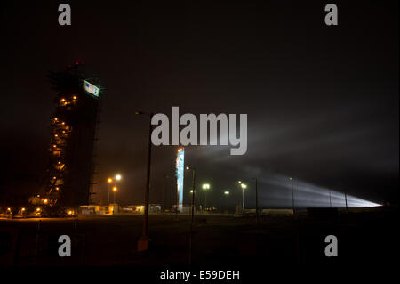 Lichter leuchten auf die Nabelschnur Turm kurz nach einem United Launch Alliance Delta II-Rakete gestartet mit den Satelliten umkreisen Carbon Observatory-2 (OCO-2) an Bord von Space Launch Complex 2 Vandenberg Air Force Base, Kalifornien auf Mittwoch, 2. Juli 2014 Stockfoto