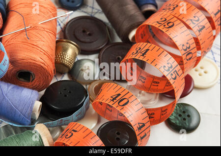 Still-Leben verschiedene Nähzubehör im Schema Stockfoto