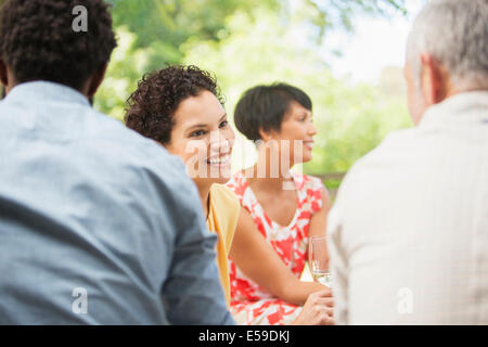 Paar sprechen auf party Stockfoto