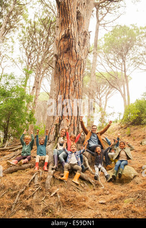 Lehrer und Schüler im Wald jubelt Stockfoto