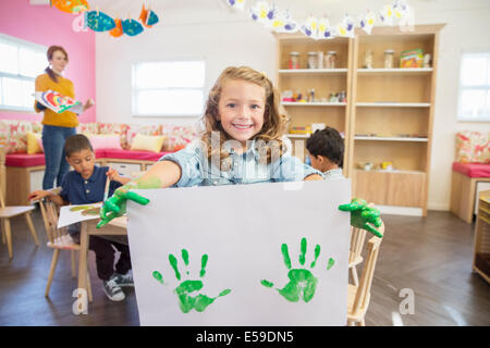 Student mit Fingermalerei in Klasse Stockfoto