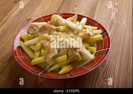 Poutine - gemeinsame kanadische Gericht ursprünglich aus Quebec, gemacht mit Pommes frites, garniert mit einer leichten braunen Soße-ähnliche Soße und c Stockfoto