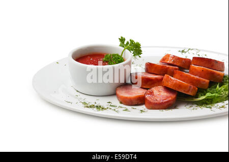 gehackte Würste gebraten mit Gemüse und Gewürzen isoliert auf weißem Hintergrund Stockfoto