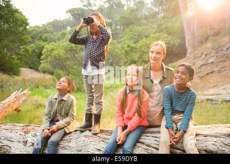 Schüler und Lehrer mit dem Fernglas im Wald Stockfoto