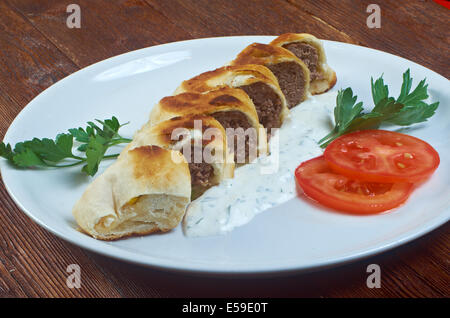 Türkische Pide mit Rindfleisch und Saucen Stockfoto