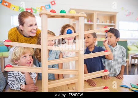 Schüler und Lehrer mit Modell im Klassenzimmer Stockfoto