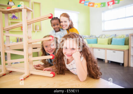 Schüler und Lehrer mit Modell im Klassenzimmer Stockfoto