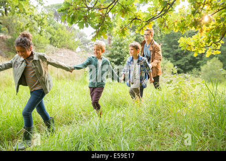 Schüler und Lehrer walking im freien Stockfoto