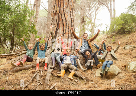 Schüler und Lehrer im Wald jubelt Stockfoto