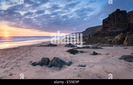 Sonnenuntergang an einem einsamen Strand am Sandymouth in der Nähe von Bude in Cornwall Stockfoto