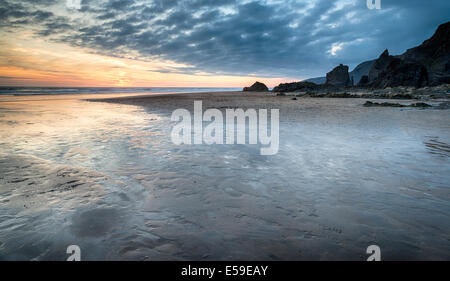 Sonnenuntergang am Sandymouth Beach in der Nähe von Bude an der Nordküste von Cornwall Stockfoto