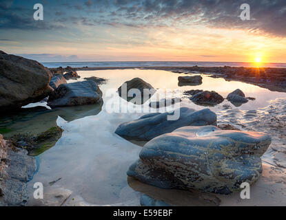 Sonnenuntergang am Sandymouth Beach in der Nähe von Bude an der Nordküste von Cornwall Stockfoto