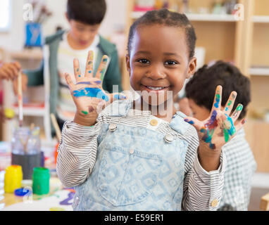 Student mit schmutzige Hände im Klassenzimmer Stockfoto