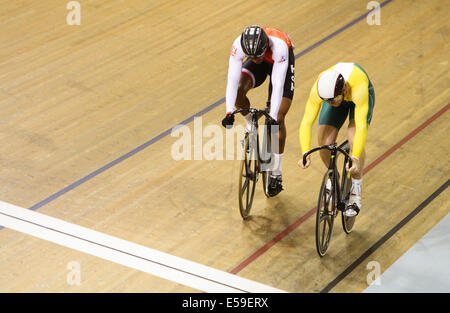 Glasgow, Schottland. 24. Juli 2014. Glasgow Commonwealth Games. Herren Sprint erste Runde. Peter Lewis von Australien nimmt auf Njisane Phillip von Trinidad und Tobago im 4. Lauf Credit: Action Plus Sport/Alamy Live News Stockfoto