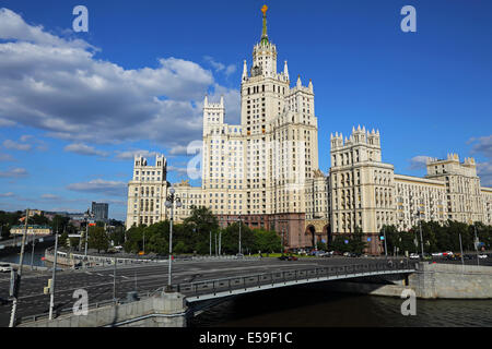 Hochhaus am Kotelnicheskaya Ufer in Moskau, Russland. Stockfoto