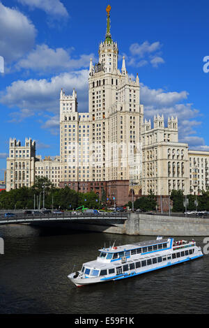 Hochhaus am Kotelnicheskaya Ufer in Moskau, Russland. Stockfoto