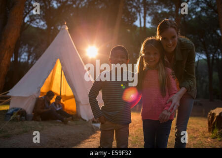 Schüler und Lehrer lächelnd auf Campingplatz Stockfoto