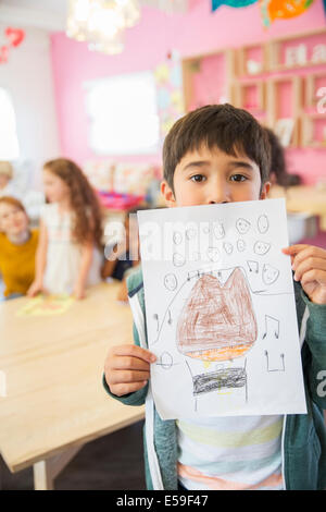 Studentin zeigt Zeichnung im Klassenzimmer Stockfoto